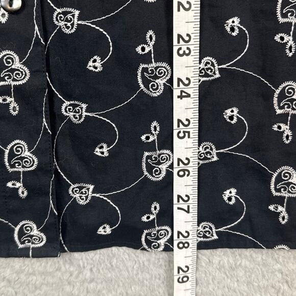 Foxcroft Women’s Button Up Shirt Black Eyelet Embroidered Hearts Plus Size 14 - Picture 4 of 8
